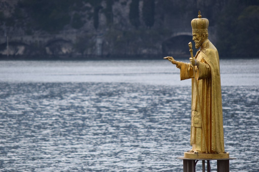 Lecco è anche ricca di Statue, nel suo centro cittadino. Questa è la Statua d'Oro di San Nicolò, Patrono della città. Ve ne parlo tra poco.