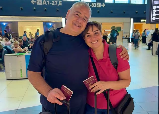 Bendetta Rossi e il marito Marco in partenza in Aeroporto per l'adozione delle loro due figlie